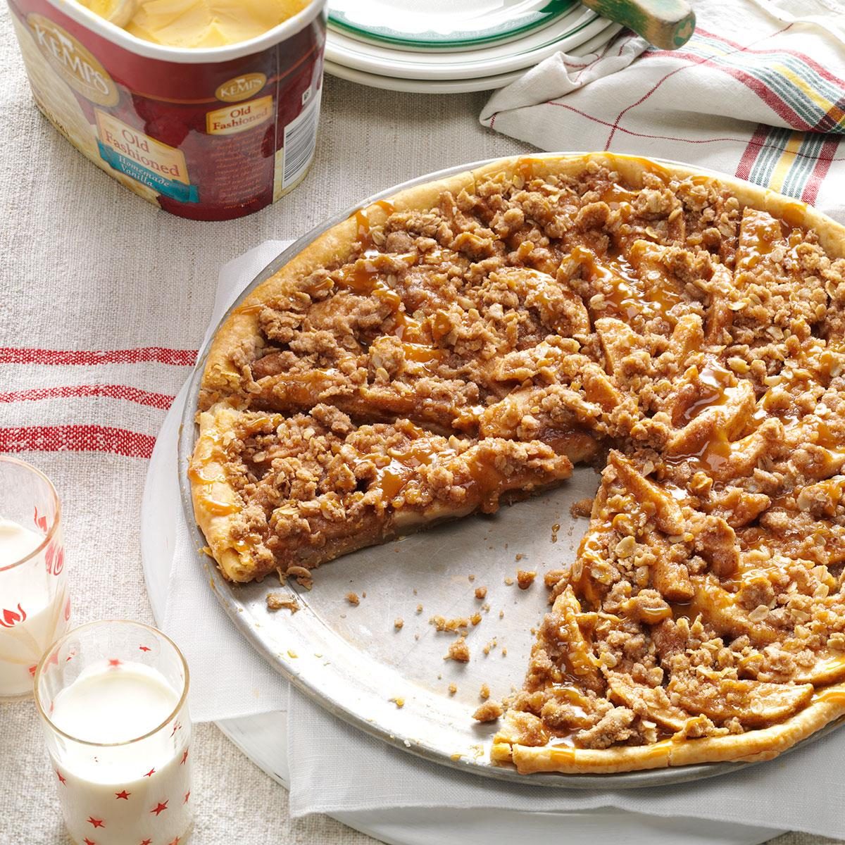 Apple crisp pizza