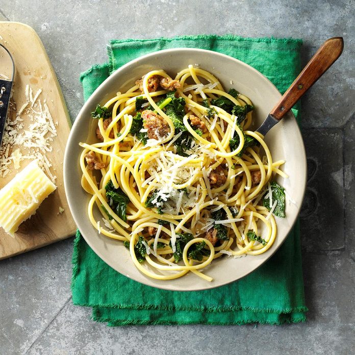 Bucatini With Sausage Kale Exps Sdfm17 197513 B10 04 1b 4