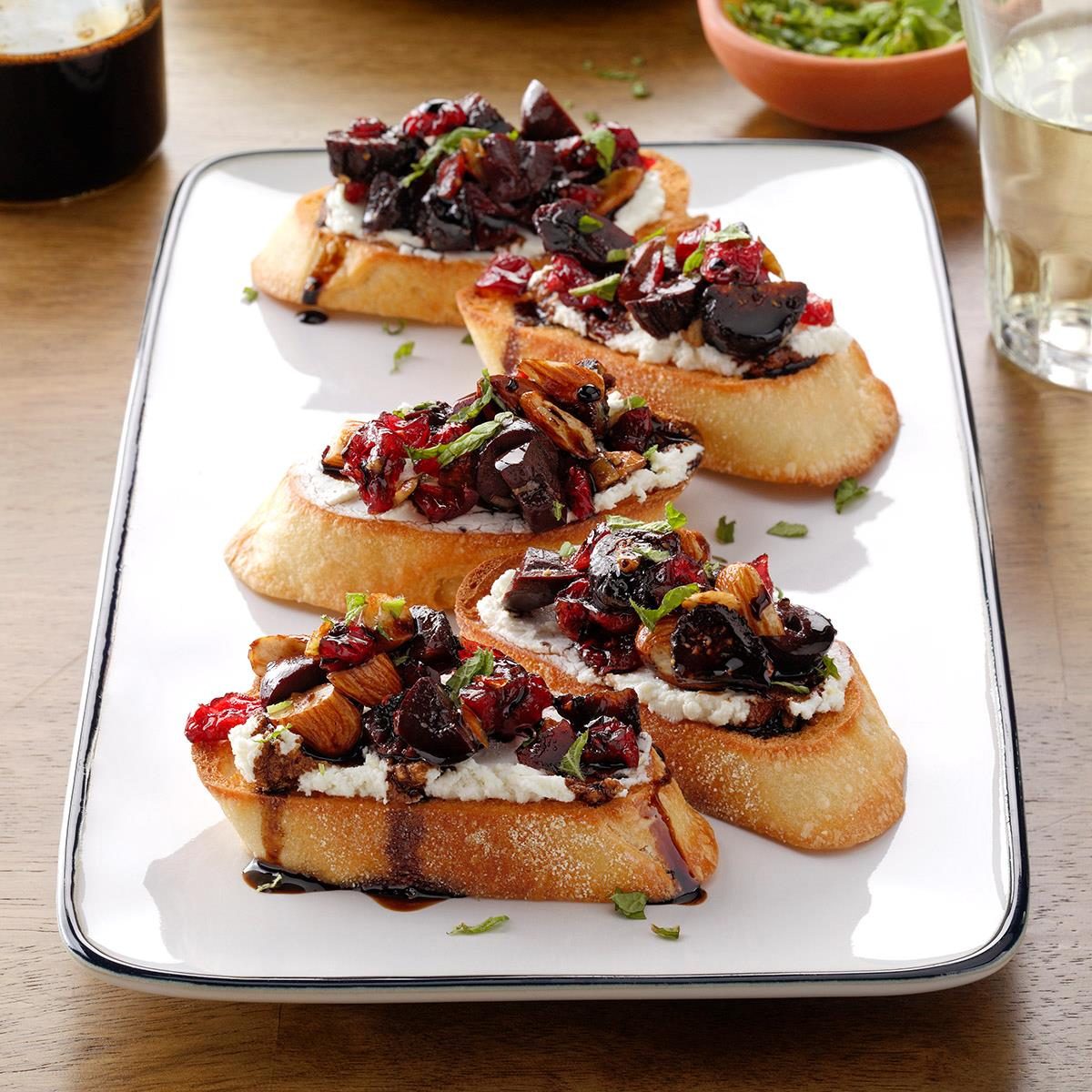 Cranberry Fig Goat Cheese Crostini Exps Hca21 139422 B06 02 4b