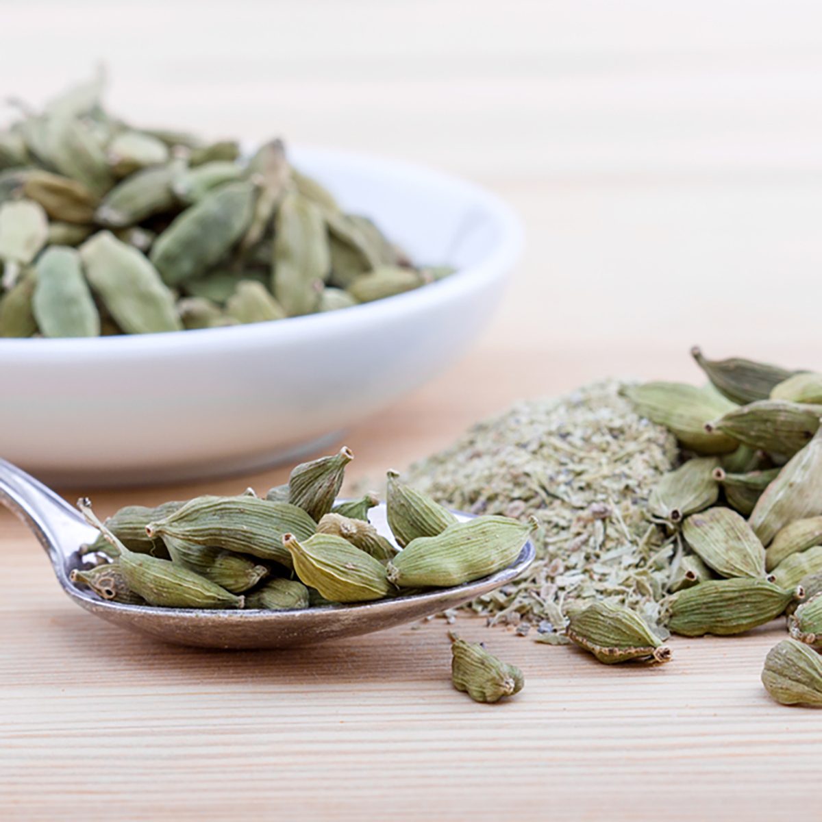 raw and crushed cardamom/cardamom/spice