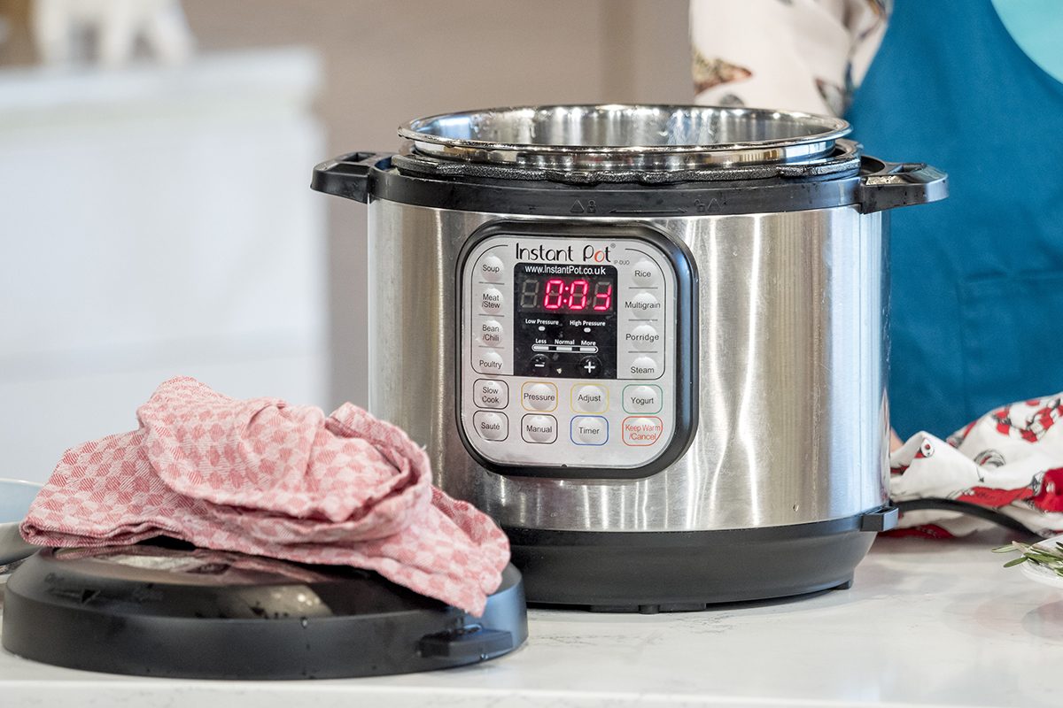 How to Clean a Burnt Food from a Pressure Cooker