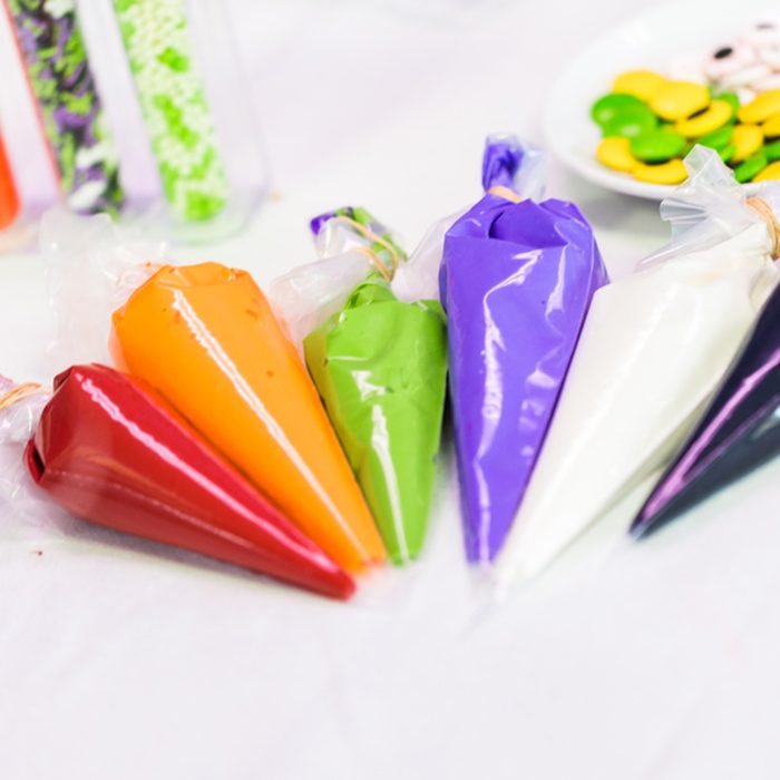 Learning how to make and decorate Halloween cookie decorating class.