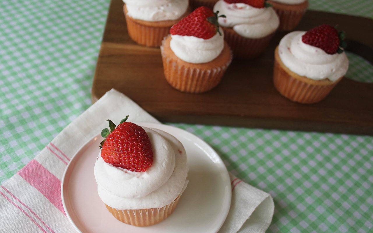 How to Make Strawberry Cupcakes