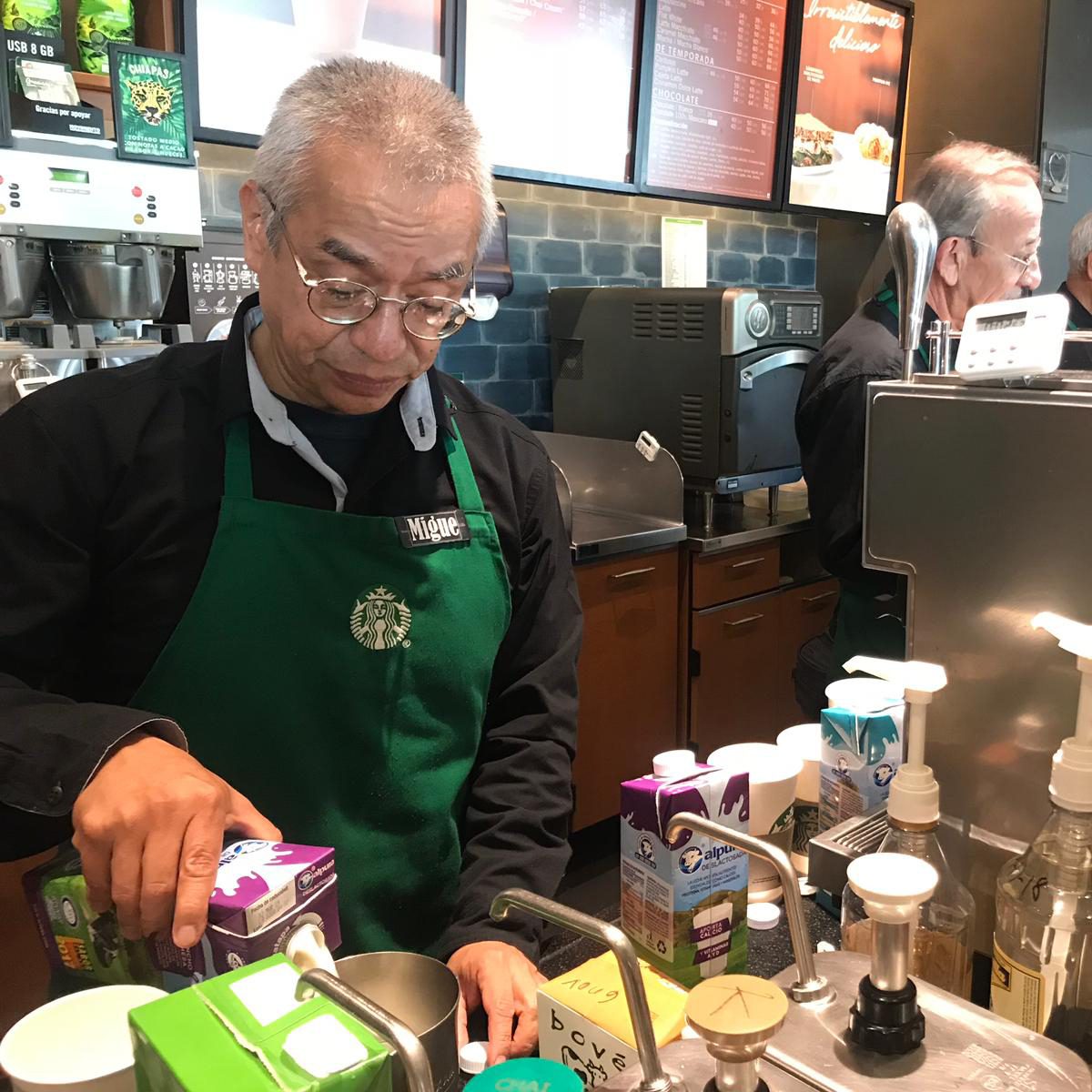 30 October 2018, Mexico, Mexiko-Stadt: Miguel Angel Martinez Sarmiento works as a barista in a branch of the US coffee house 