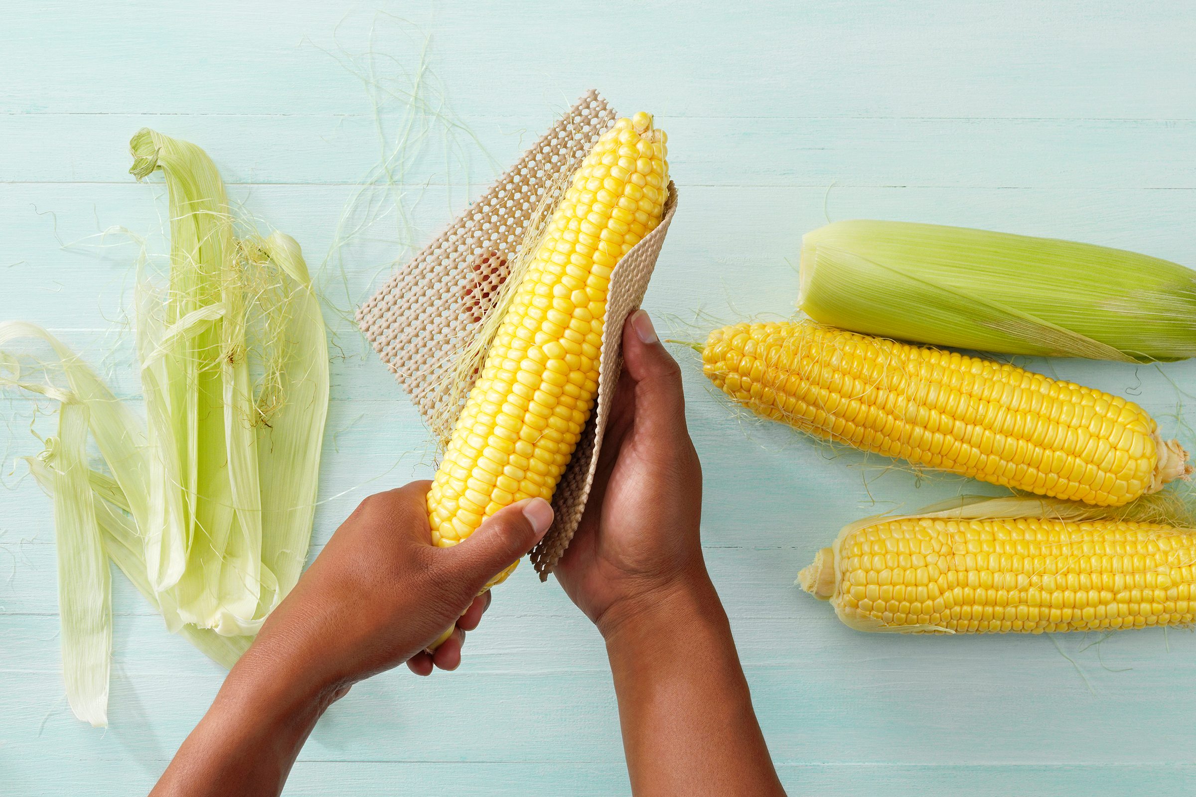 Four Methods Of Removing Silk From Corn On The Cob