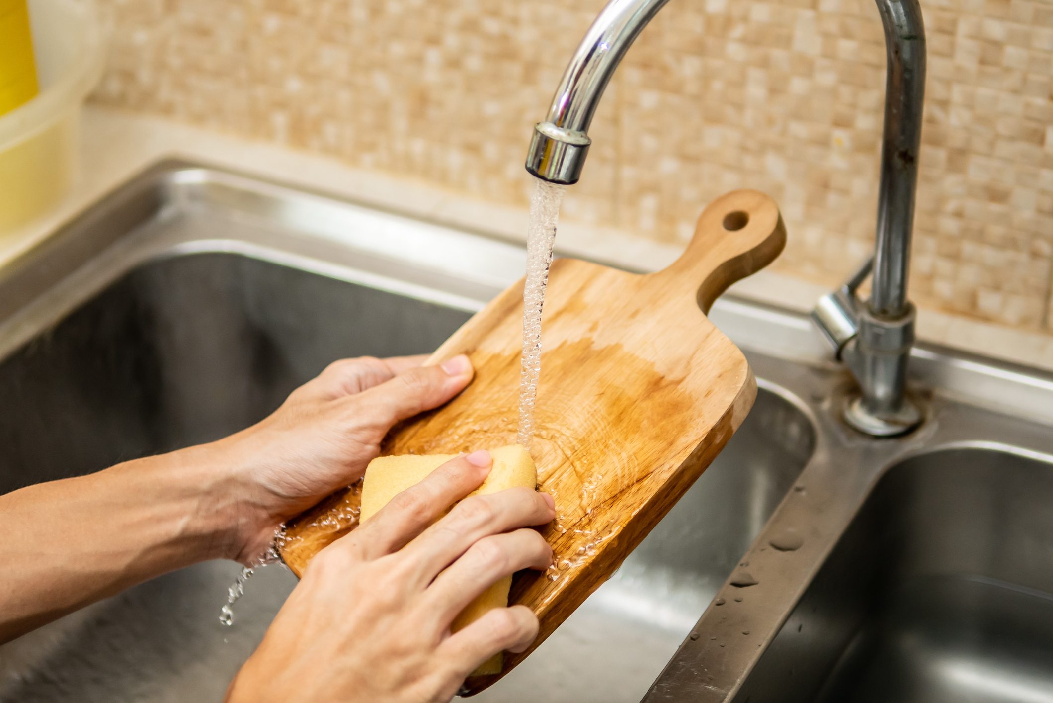 How to Clean a Wooden Cutting Board