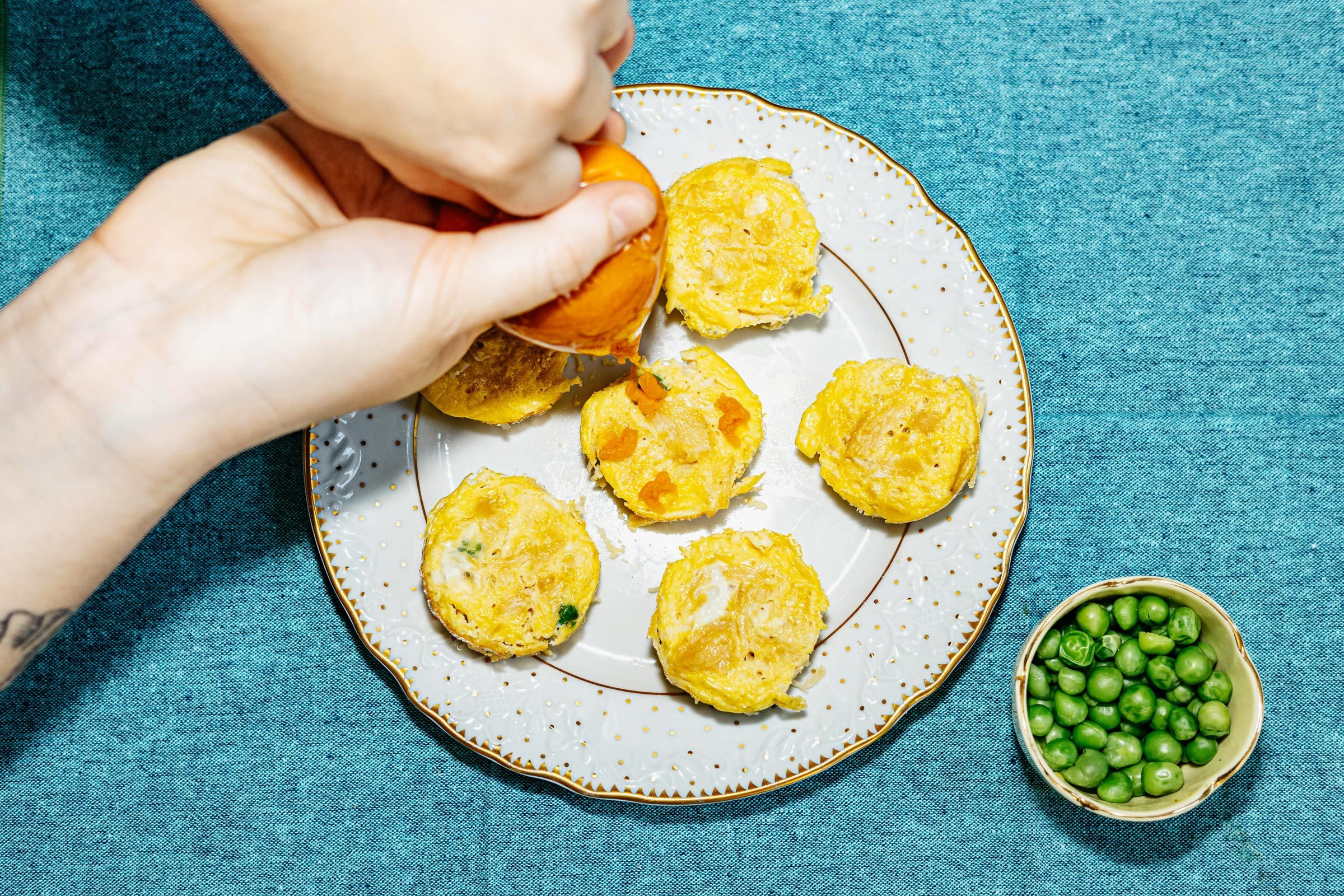 decorating a cat cake