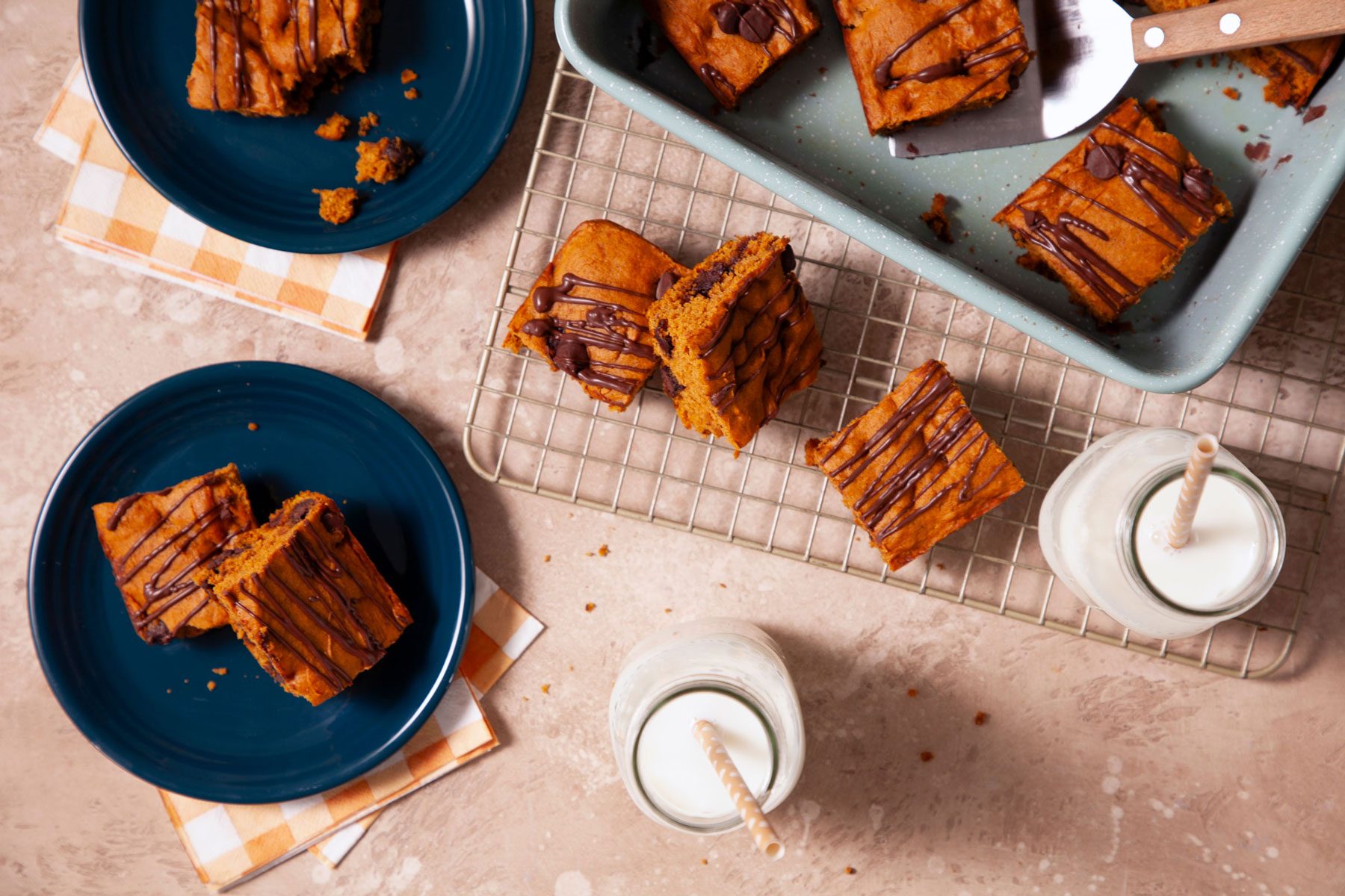 Ft23 161506 Ec 0906 6 Easy Chocolate Chip Pumpkin Bars Tmb