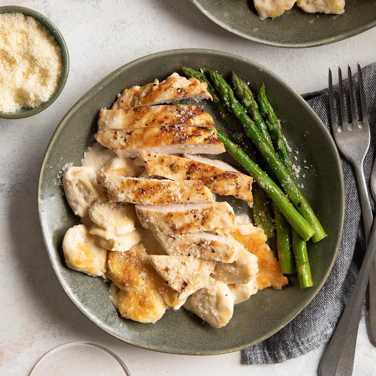 Asiago Tortelloni Alfredo With Grilled Chicken Exps Ft22 269387 St 10 05 1