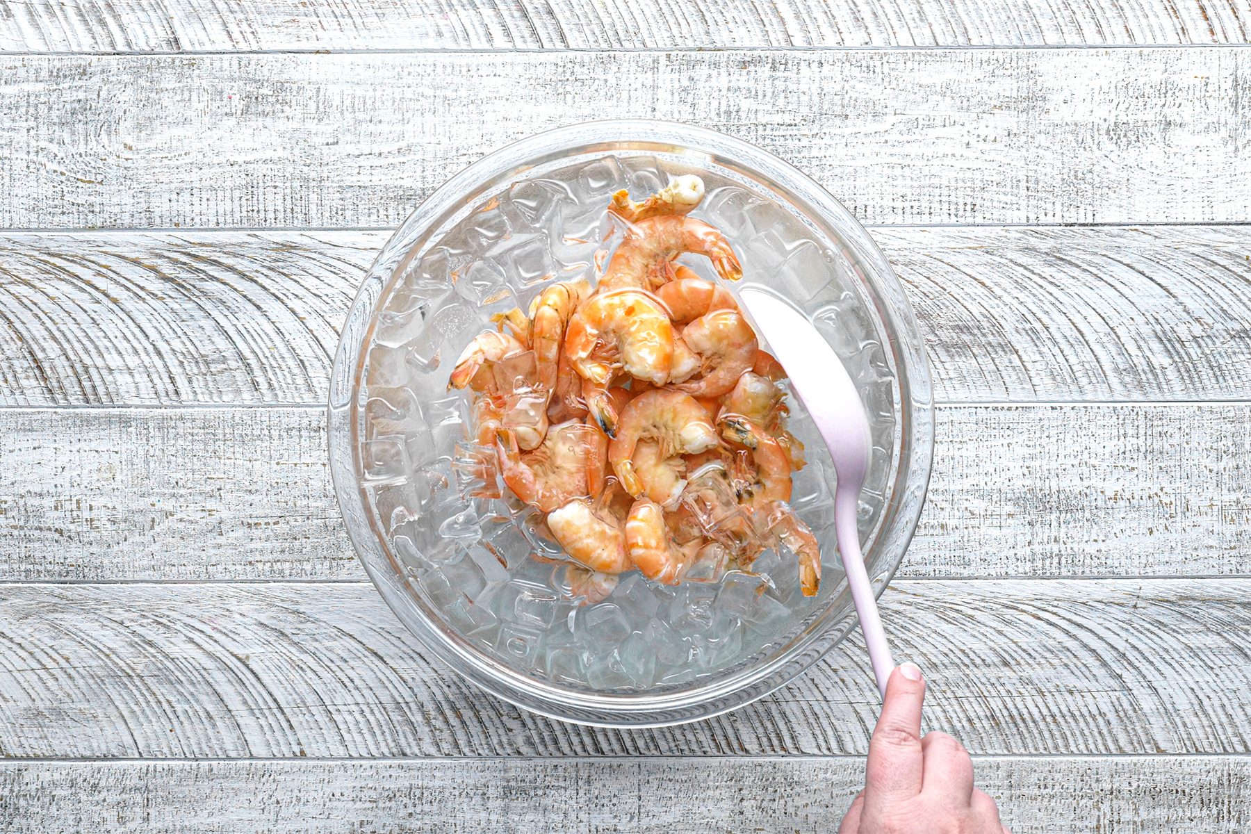 added shrimp into bowl of ice water