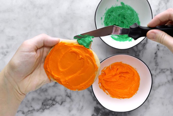 Decorate the frosting on the cookies as desired