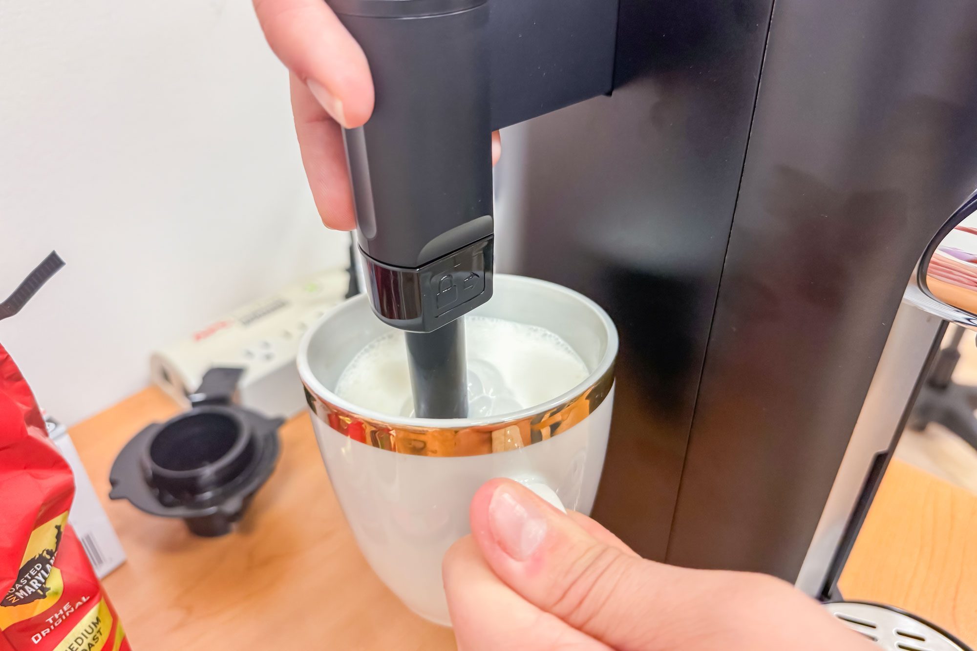 Ninja Single Serve Pods & Grounds frothing milk