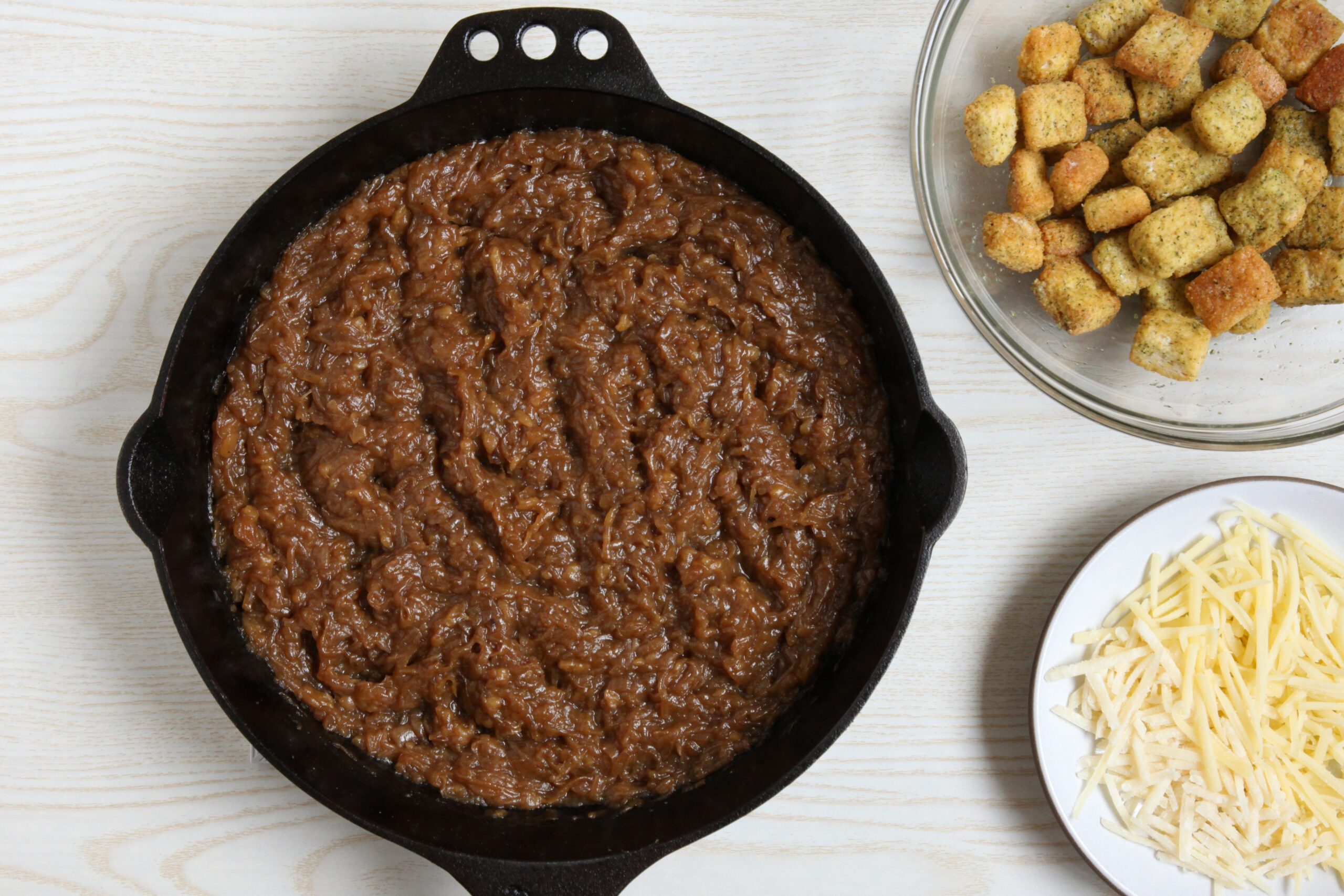 Topping caramelized onions with croutons and cheese