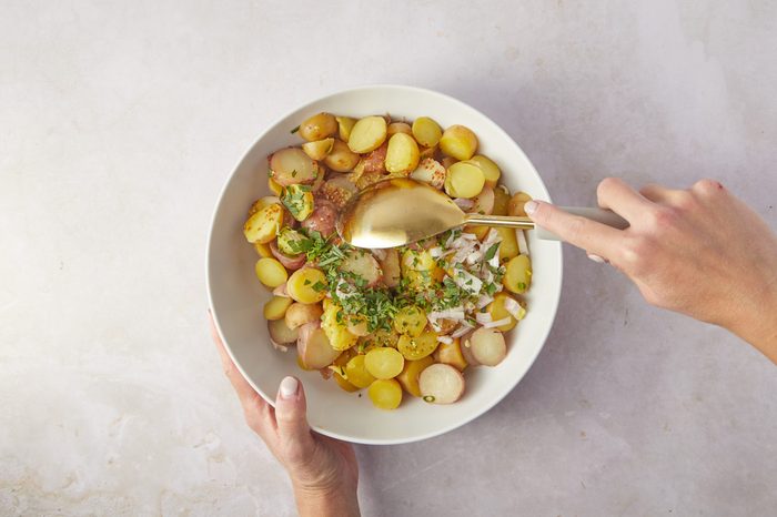 Mix the French potato salad.