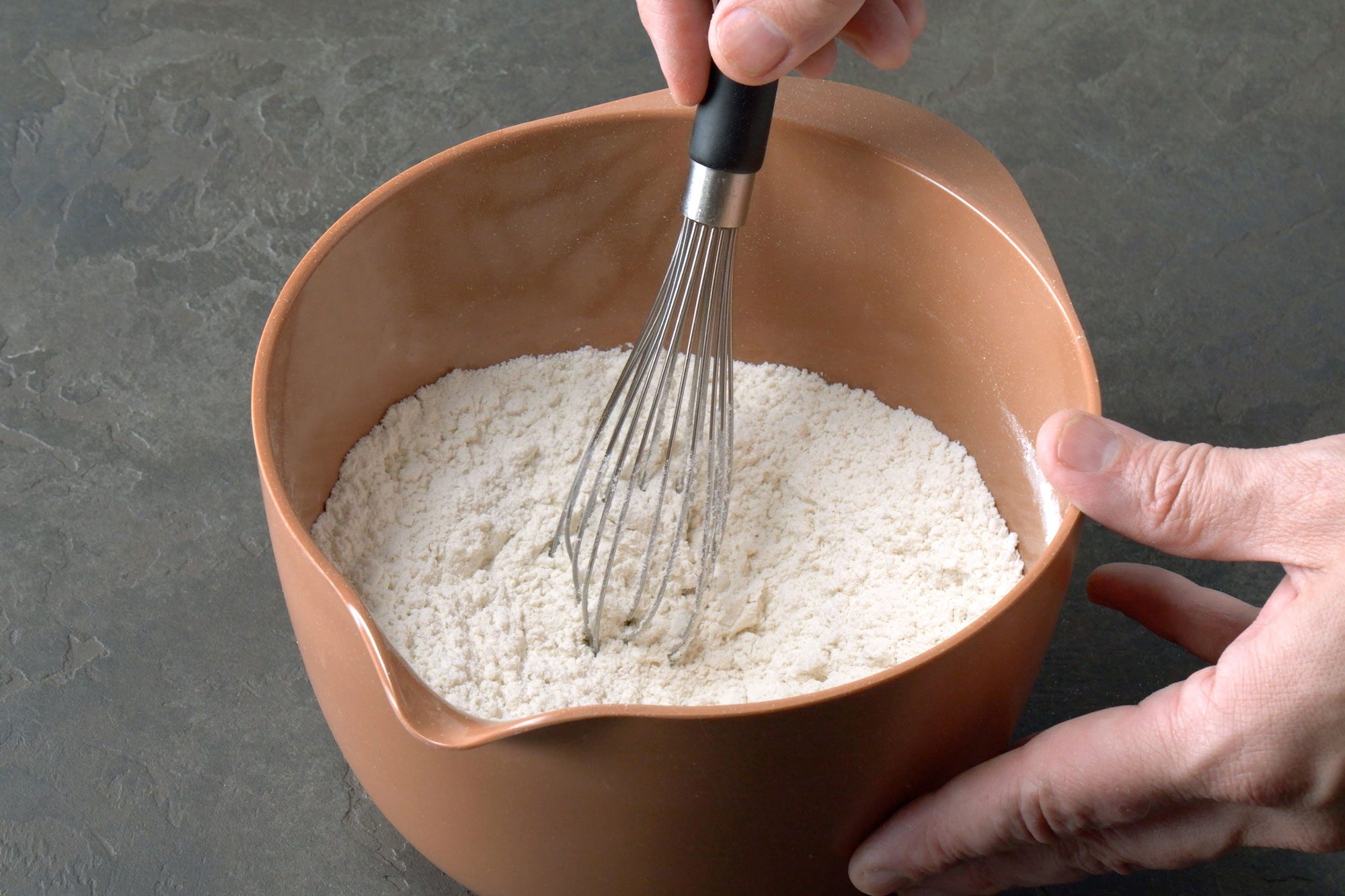 In a bowl, whisking the flour, baking soda and salt with whisker