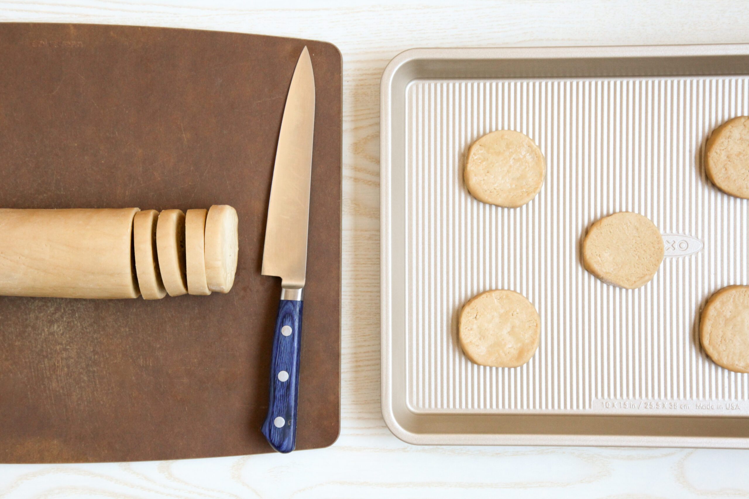Slicing vanilla cookies