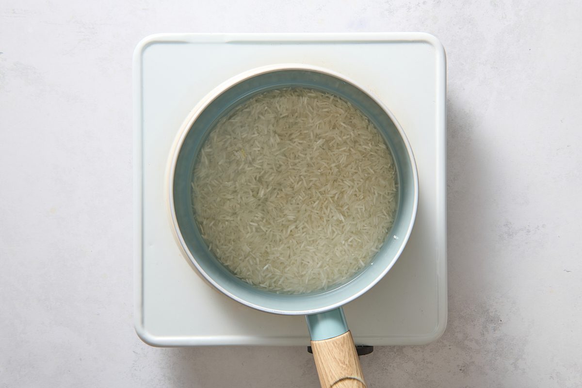 Cooking the rice in a saucepan