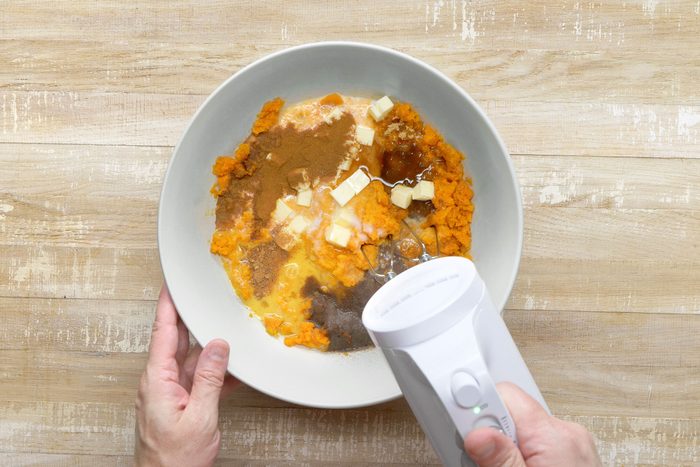 Mixing milk, brown sugar, butter, egg, cinnamon, vanilla, allspice, salt and nutmeg with mashed sweet potatoes