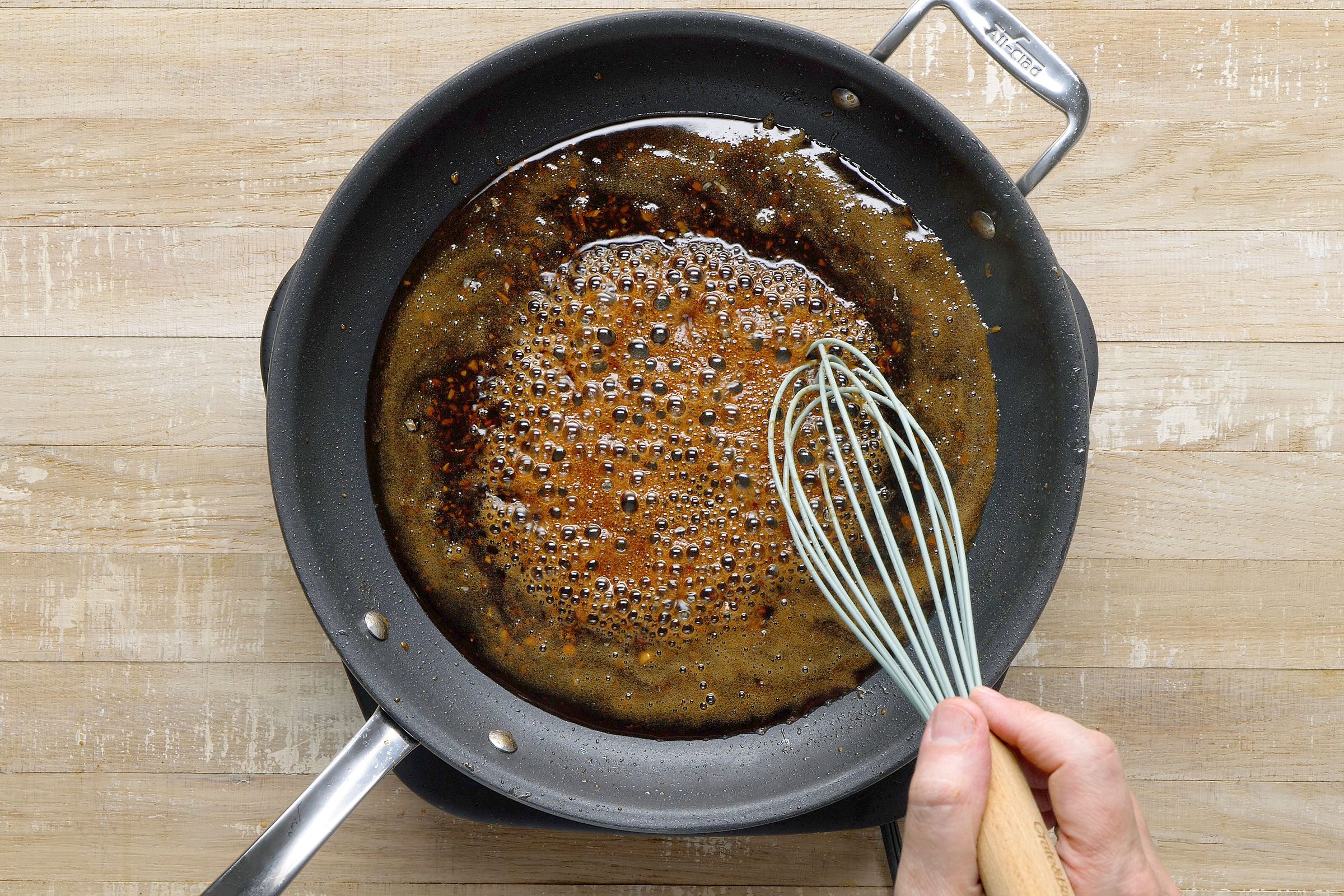 soy sauce, brown sugar, minced garlic, honey, rice wine vinegar, sesame oil, grated ginger, black pepper and salt in a skillet