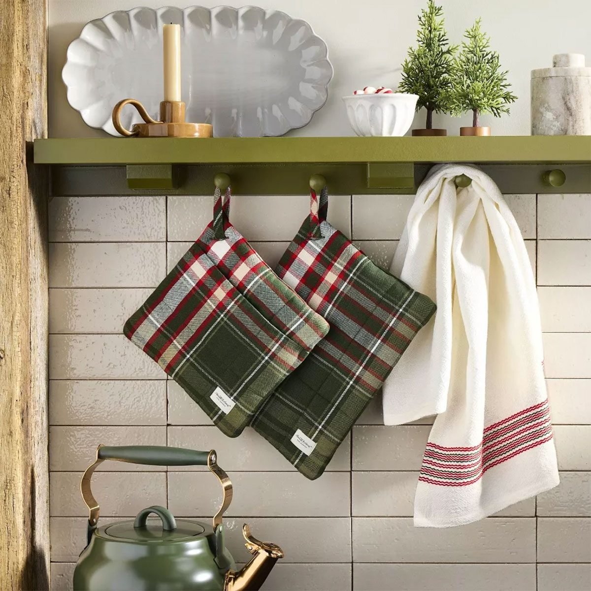 9 Christmas Kitchen Decor Ideas from Our Stylists