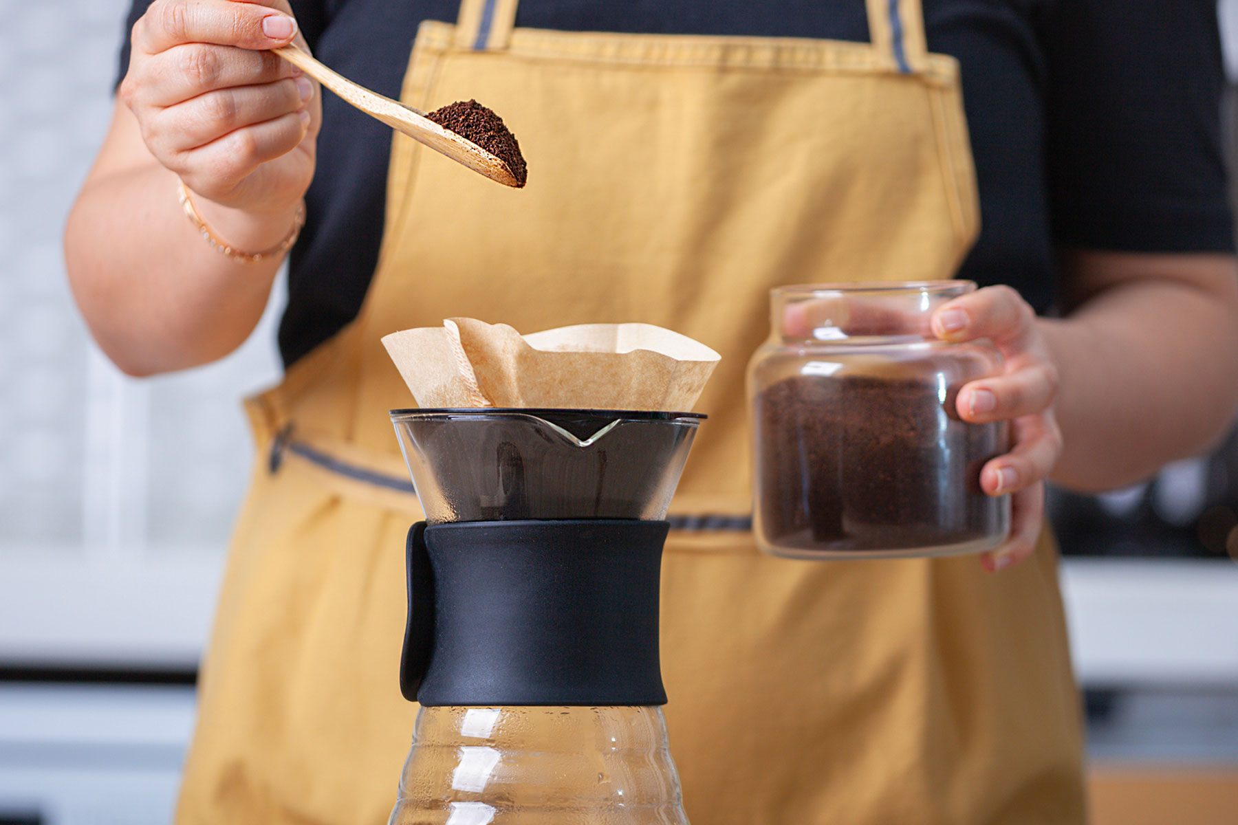 barista preparing coffee