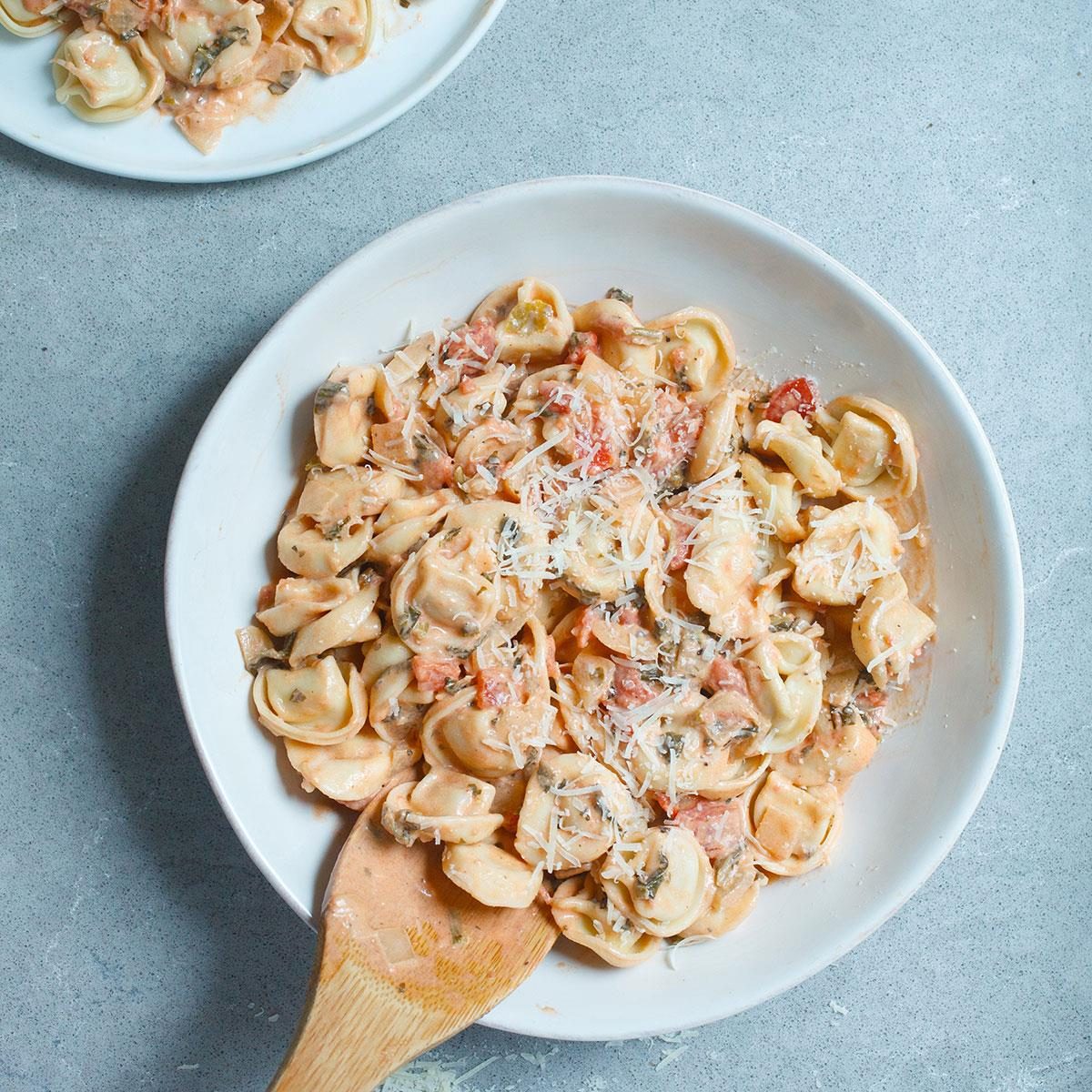 Spinach Tortellini With Tomato Cream Sauce Exps Tohd24 139679 Isabellacassini 28