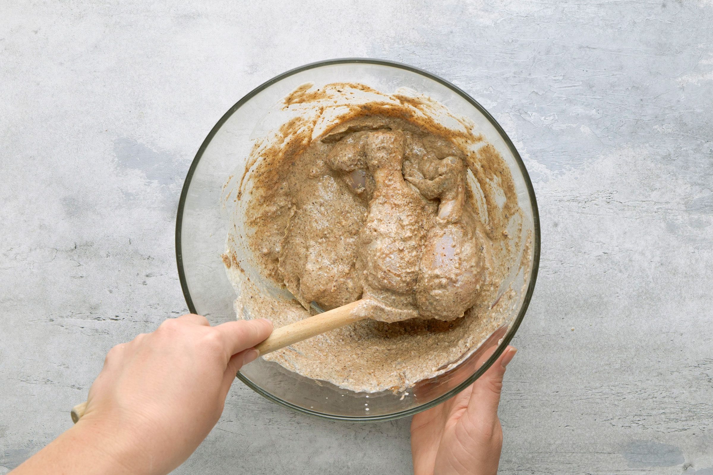 Coating chicken in yogurt marinate