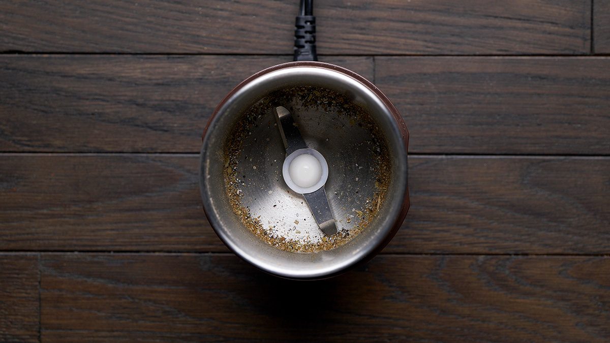 Place cardamom pod in a spice grinder and grind into a powder