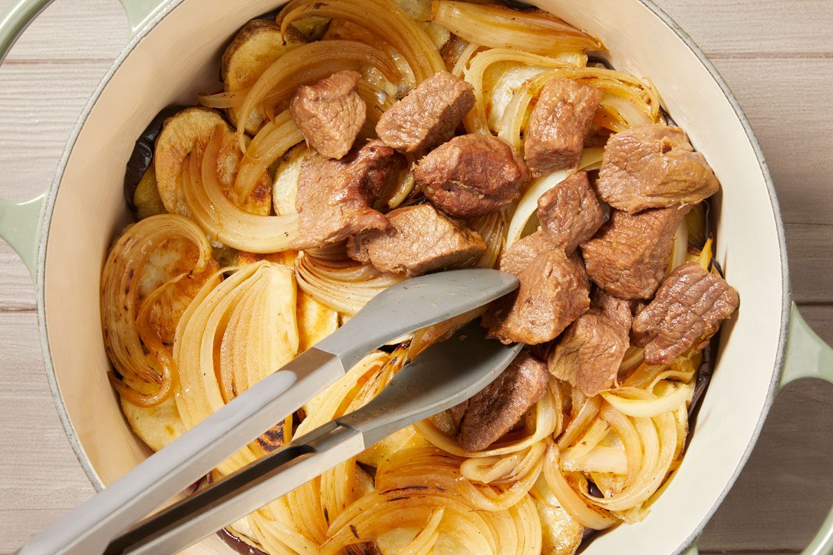 layer cooked onions and lamb.