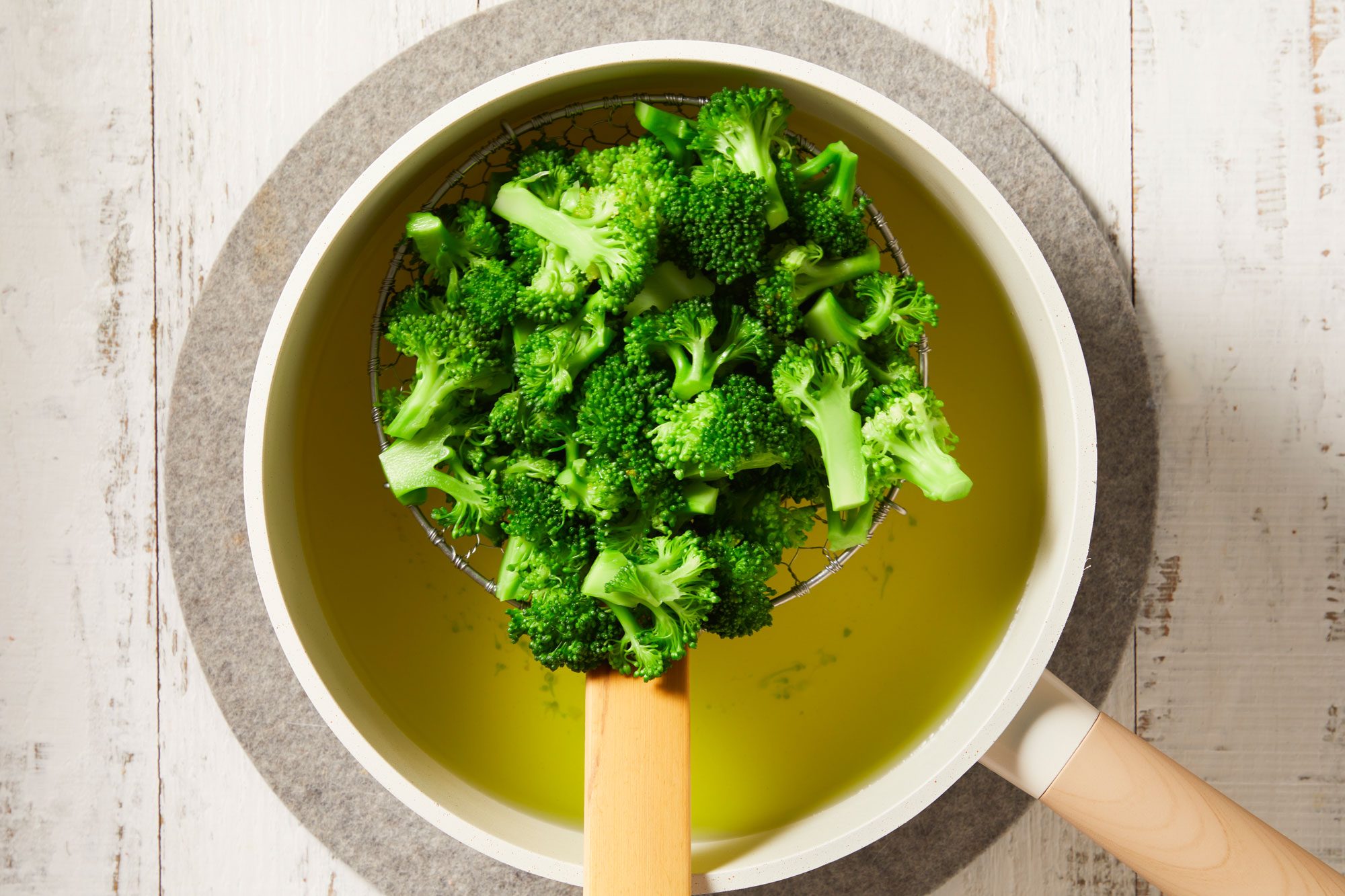 Boil the broccoli in the saucepan