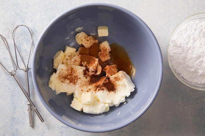 beat butter, cream cheese, vanilla, salt, cinnamon and cloves until blended