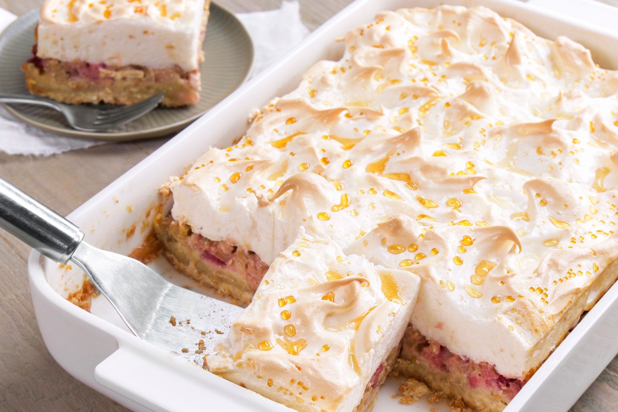 Rhubarb Meringue Dessert Tohvp25 14589 Mr 05 14 2