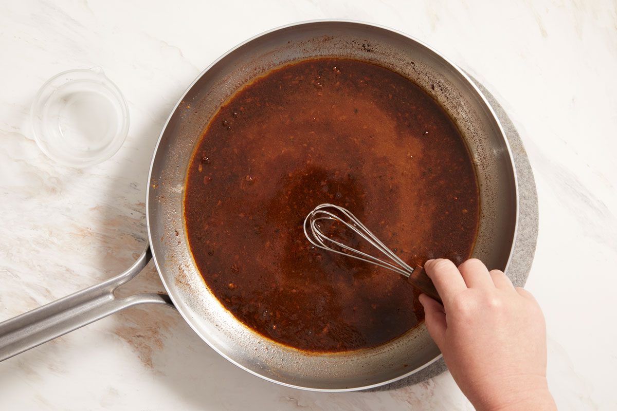 add prepared wine to the pan.