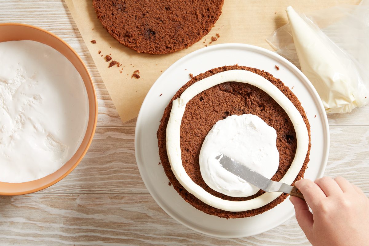 frosting border around the edge of cake layer being filled with marshmallow creme